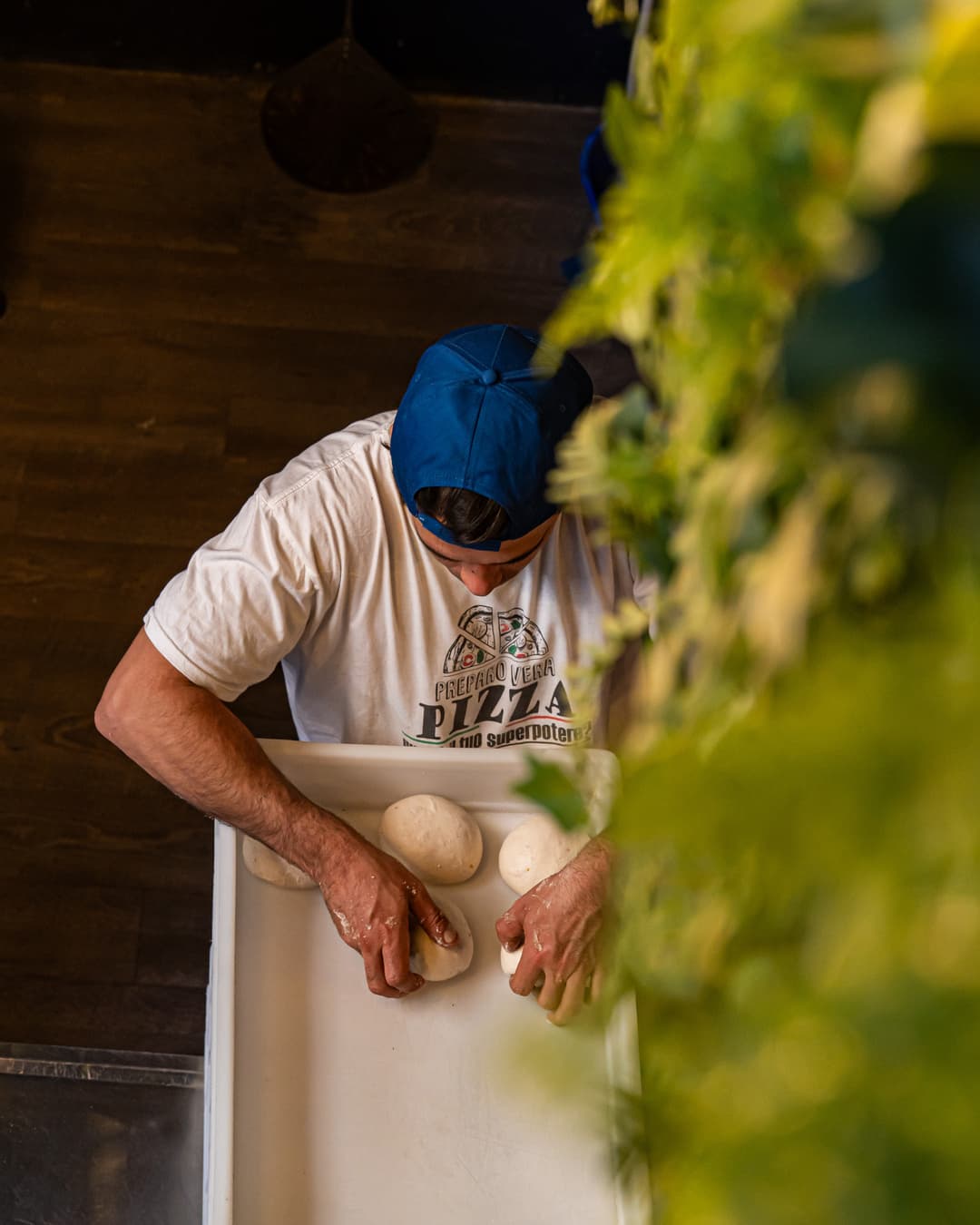 Nuestro pizzaiolo boleando a mano la masa de fermentación de 48 horas en Positano
